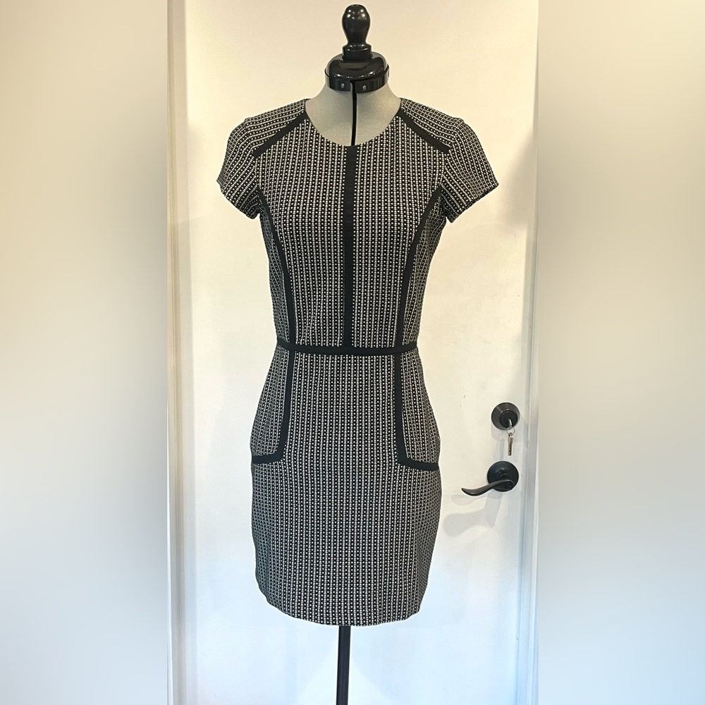 Parker Short Sleeve Midi Dress, accent piping, b/w Pattern, SzS, EUC - Picture 2 of 12